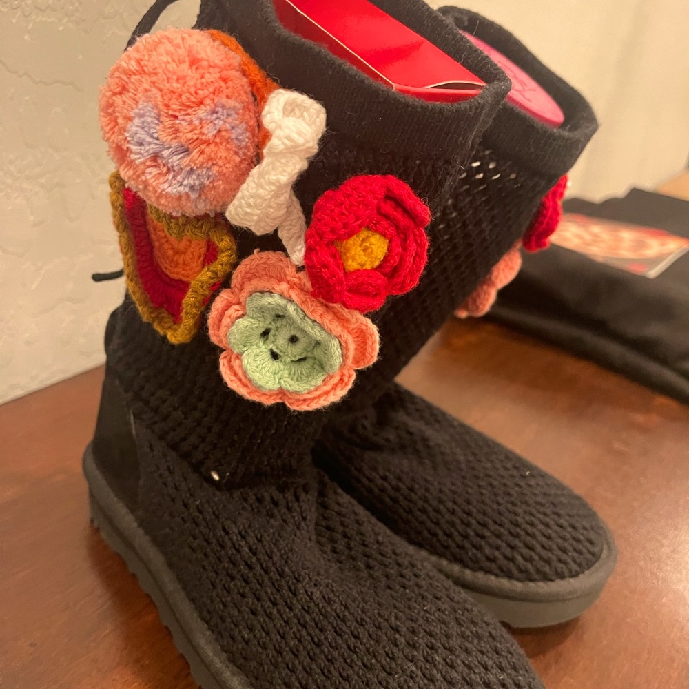 UGG brand new - knit / crochet booties - Size 5